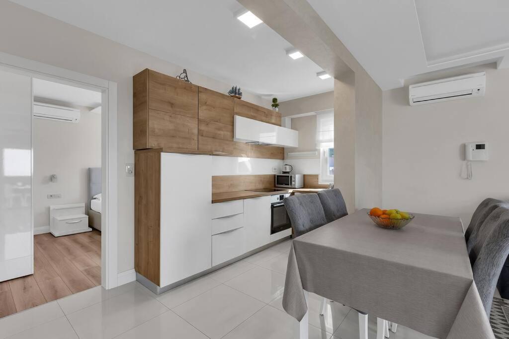 Apartment Hrvoje -Nur 50M Bis Zum Meer - Makarska Exklusiv بروماجنا المظهر الخارجي الصورة